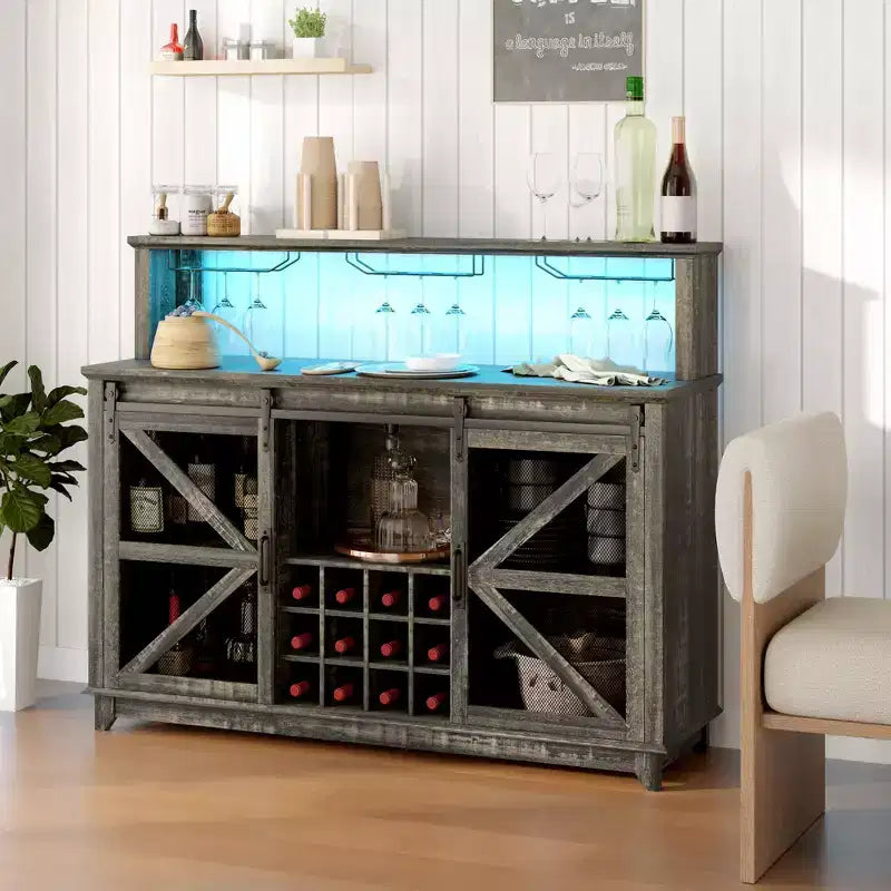 Meuble de bar café de ferme avec lumières LED et portes coulissantes de grange, armoire de bar à vin de 55" avec porte-bouteilles et porte-verres