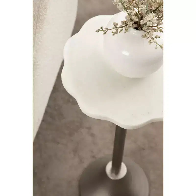 Table d'appoint Sanzo festonnée en marbre et métal
