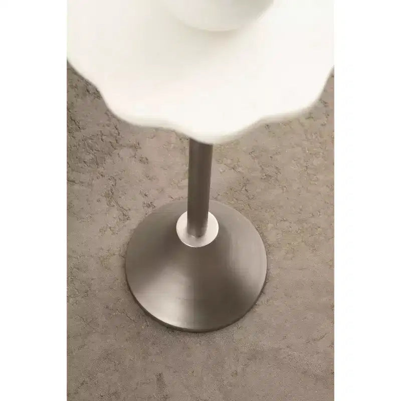Table d'appoint Sanzo festonnée en marbre et métal
