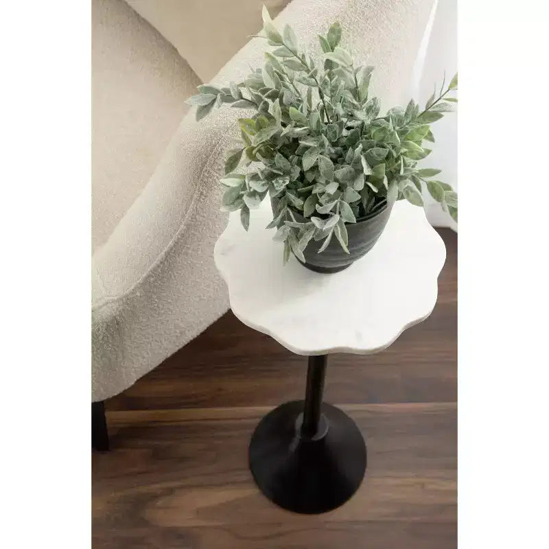Table d'appoint Sanzo festonnée en marbre et métal