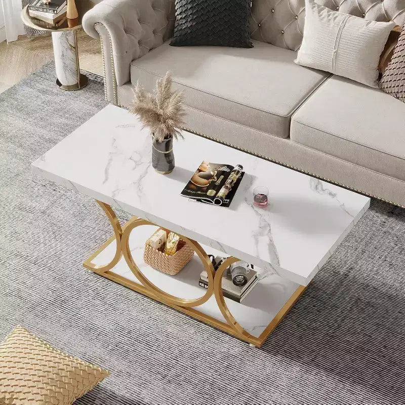 Table basse moderne à 2 niveaux de 46,45 pouces avec plateau en faux marbre, pieds géométriques, étagère de rangement pour salon (blanc et or)
