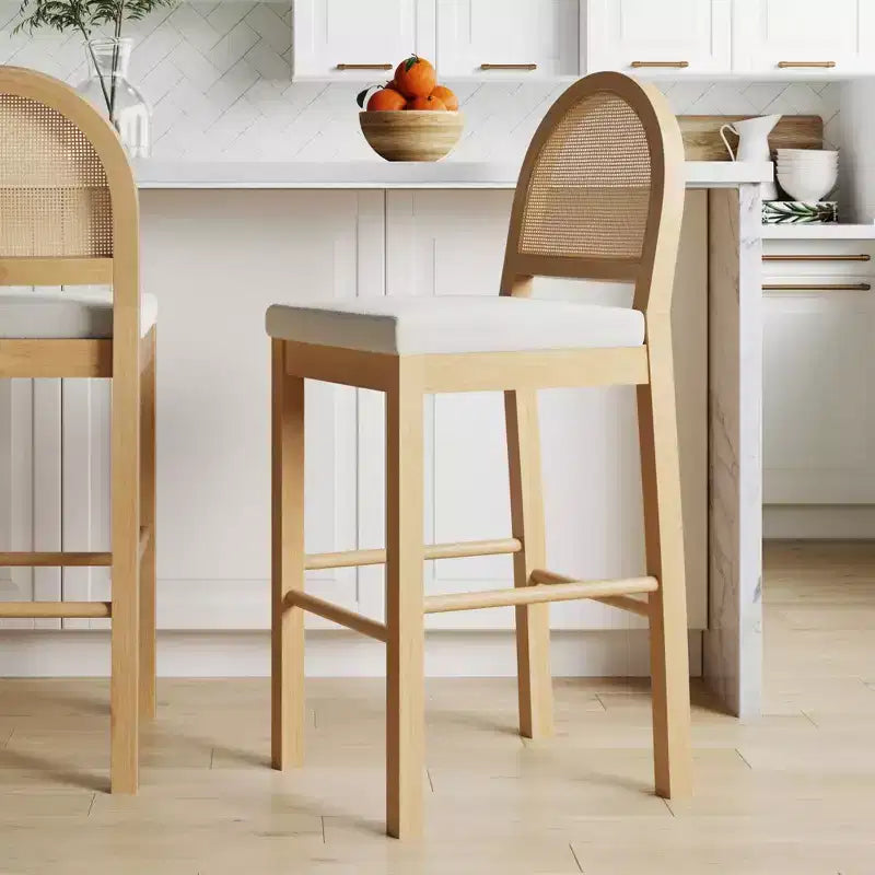 Tabouret de bar à hauteur de comptoir incurvé Bailey en bois naturel, chêne, rotin et tissu bouclé crème : Rembourré, capacité de 136 kg