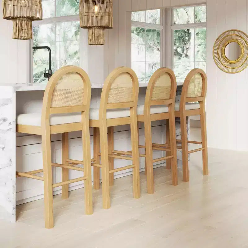 Tabouret de bar à hauteur de comptoir incurvé Bailey en bois naturel, chêne, rotin et tissu bouclé crème : Rembourré, capacité de 136 kg