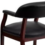 Fauteuil de conférence avec garniture cloutée et roulettes