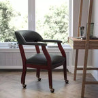 Fauteuil de conférence avec garniture cloutée et roulettes