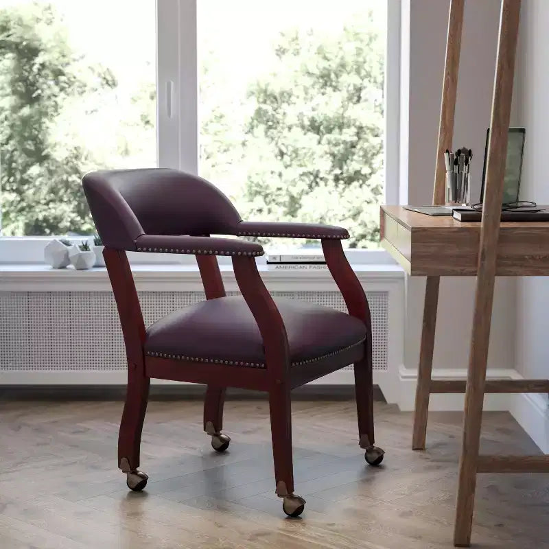Fauteuil de conférence avec garniture cloutée et roulettes