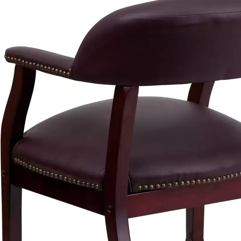 Fauteuil de conférence avec garniture cloutée et roulettes