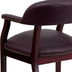 Fauteuil de conférence avec garniture cloutée et roulettes