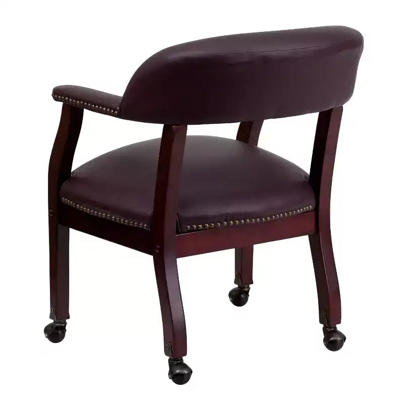 Fauteuil de conférence avec garniture cloutée et roulettes