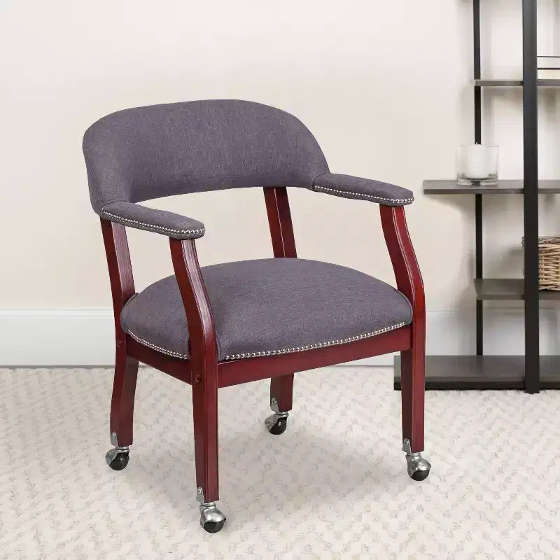 Fauteuil de conférence avec garniture cloutée et roulettes