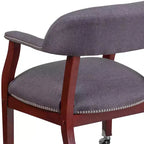Fauteuil de conférence avec garniture cloutée et roulettes